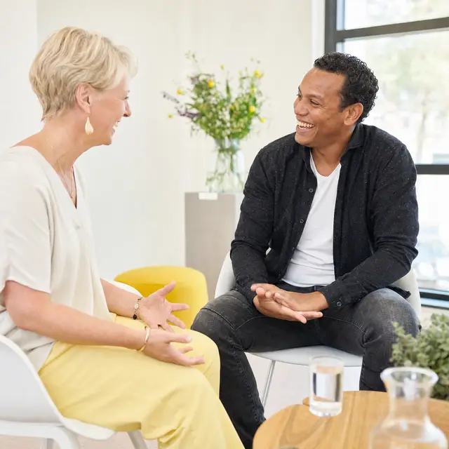 Coach en deelnemer in een energiek gesprek